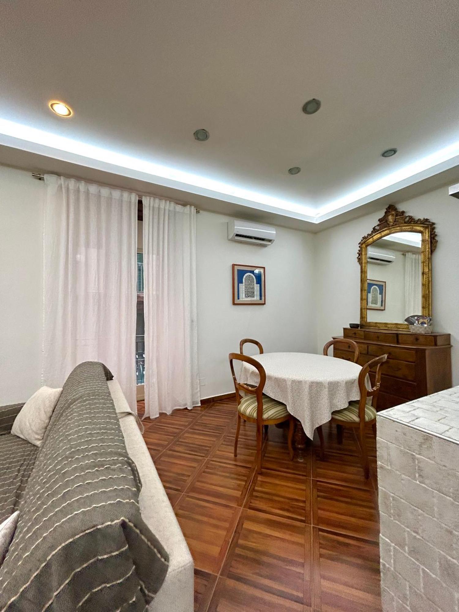 Trinita Degli Spagnoli House * Naples